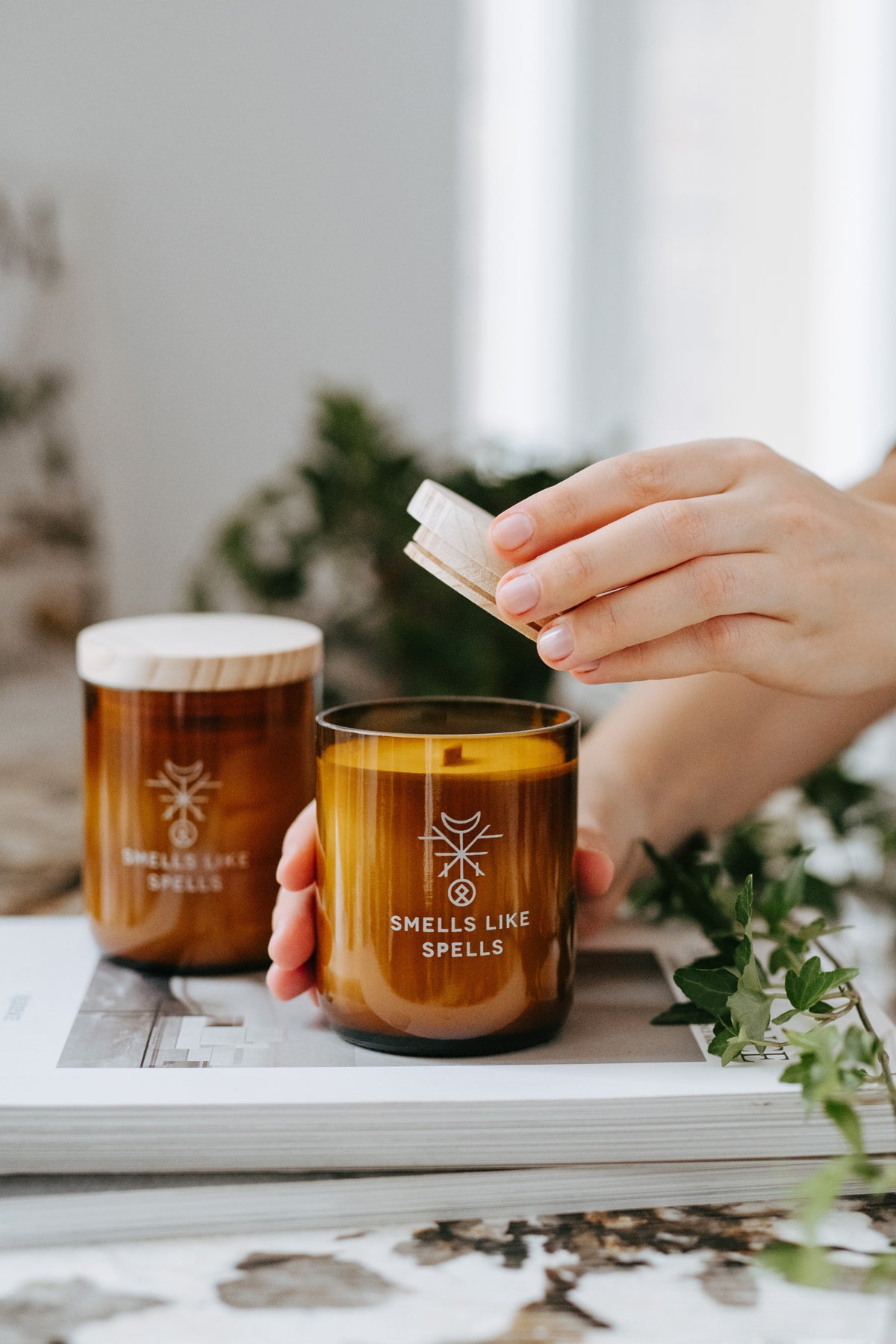 Bougie parfumée en verre ambré Smells Like Spells, vue lifestyle décor produit complète