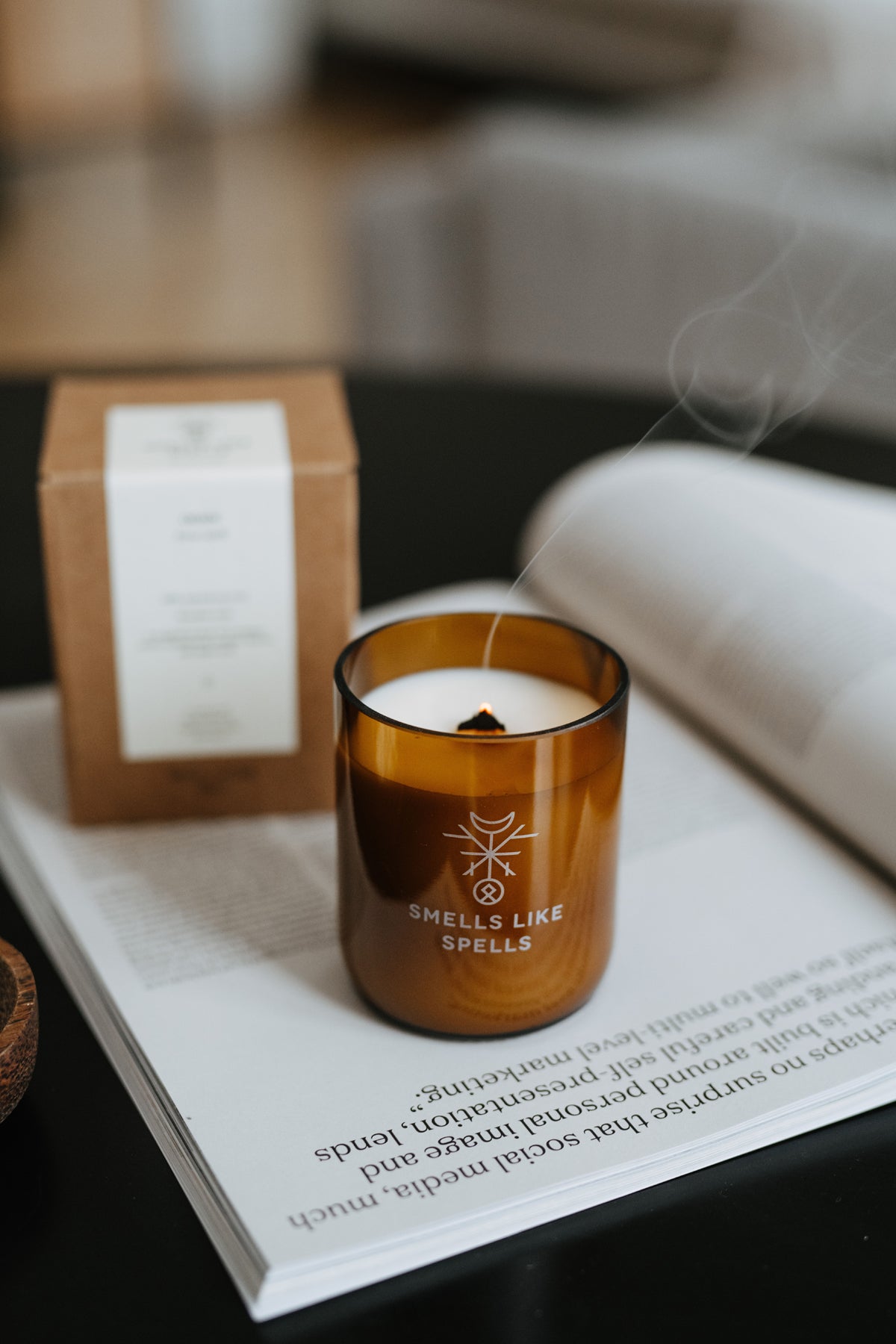 Bougies parfumées en verre ambré Smells Like Spells, vue lifestyle finale