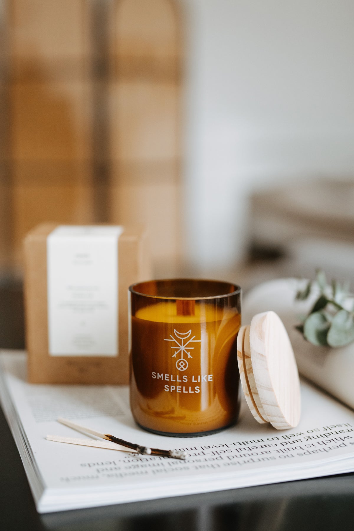 Bougie parfumée en verre ambré Smells Like Spells, vue lifestyle finale