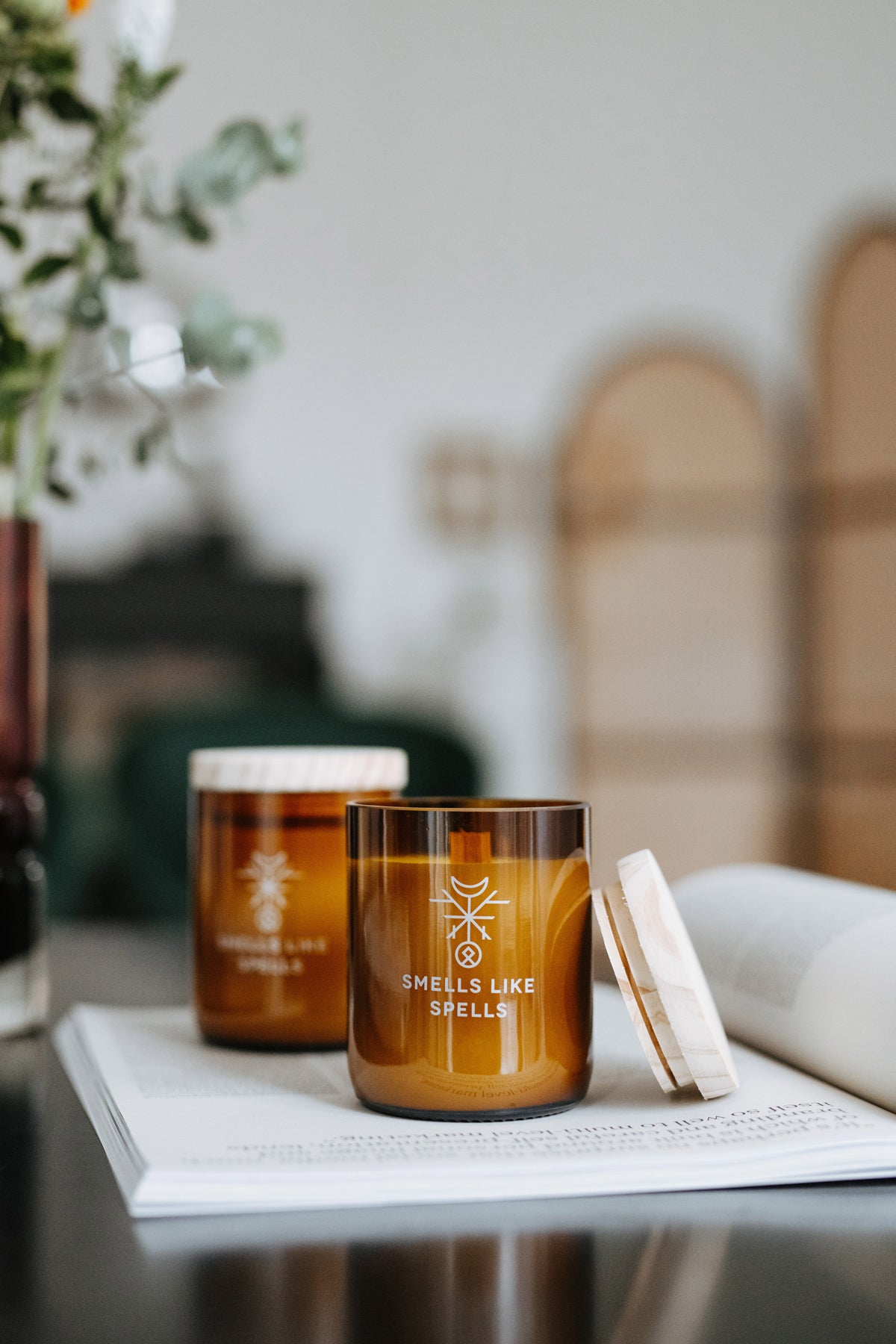 Bougie parfumée en verre ambré Smells Like Spells, vue lifestyle ambiance produit décor
