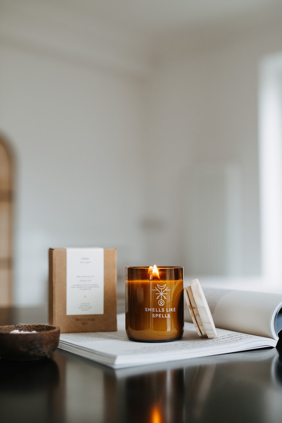 Bougies parfumées en verre ambré Smells Like Spells, mise en scène lifestyle