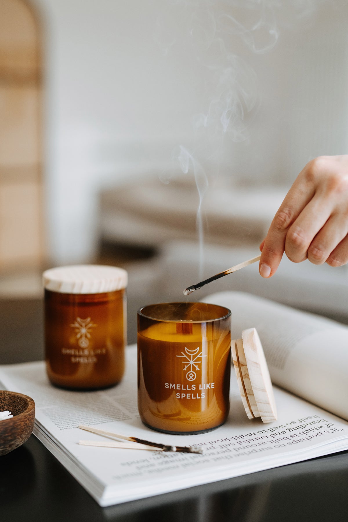 Bougie parfumée en verre ambré Smells Like Spells, vue lifestyle finale alternative ambiance