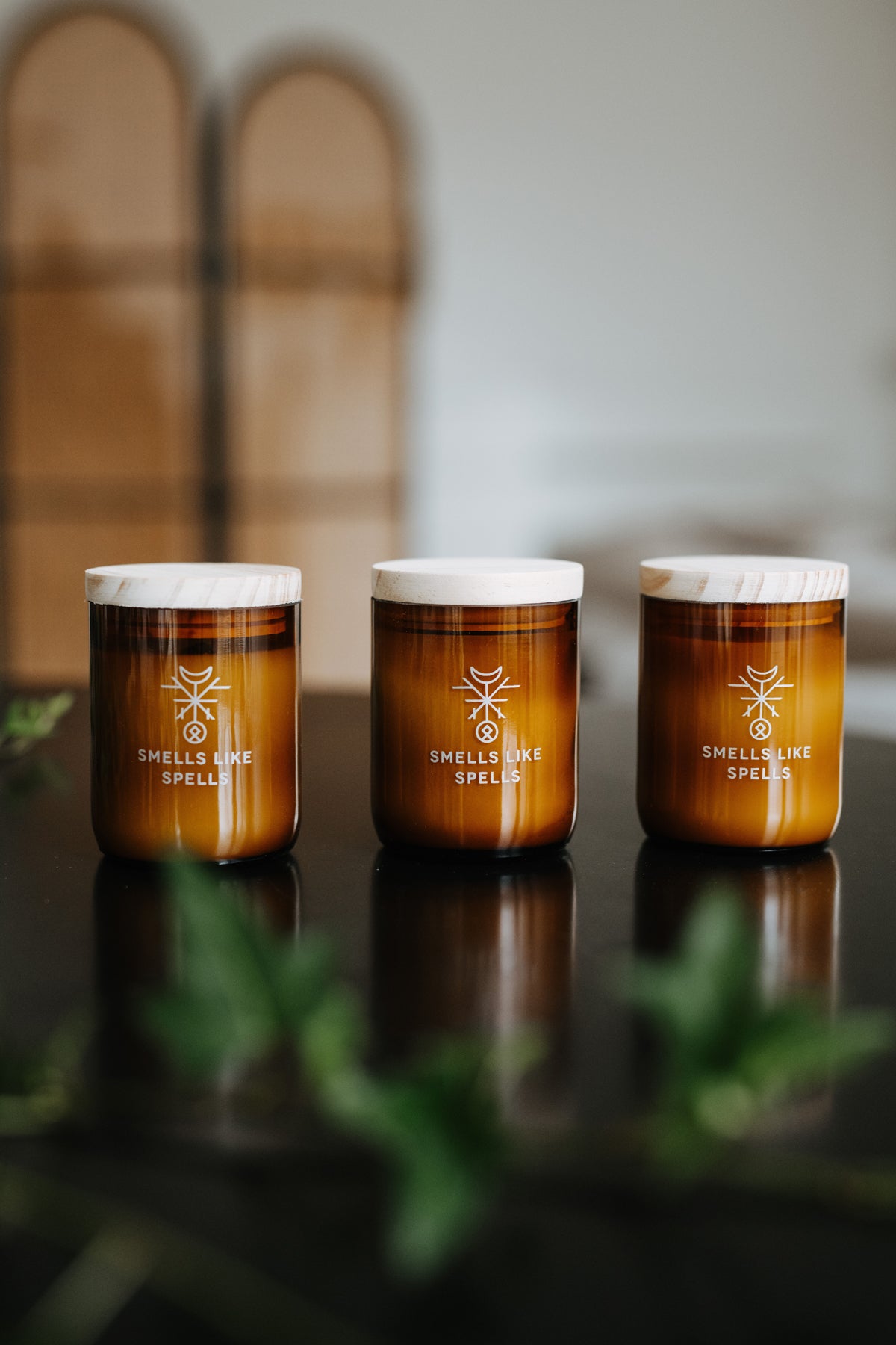 Bougies parfumées en verre ambré Smells Like Spells, vue lifestyle alternative décor