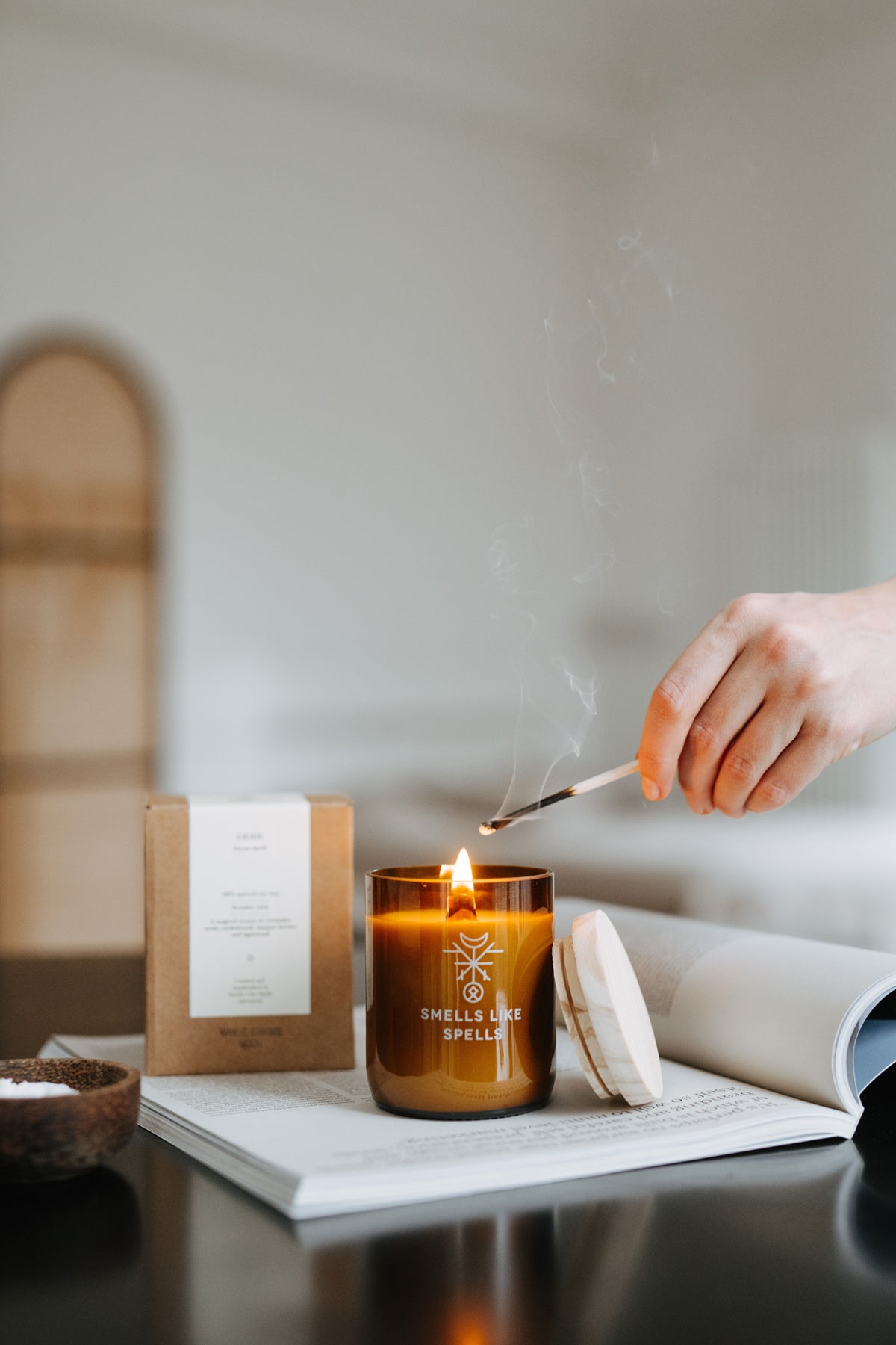 Bougies parfumées en verre ambré Smells Like Spells, mise en scène alternative