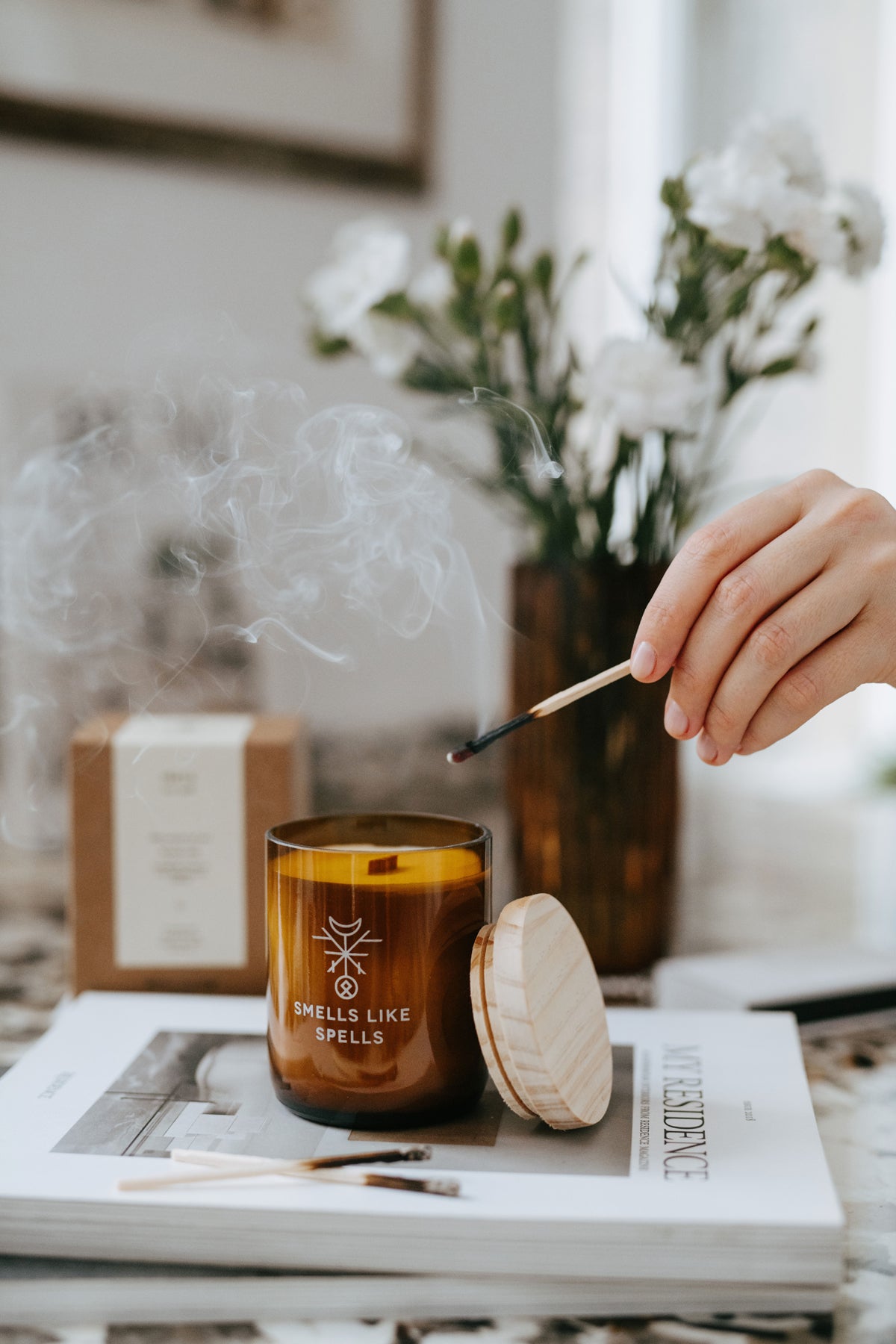 Bougie parfumée en verre ambré Smells Like Spells, vue lifestyle décor alternative