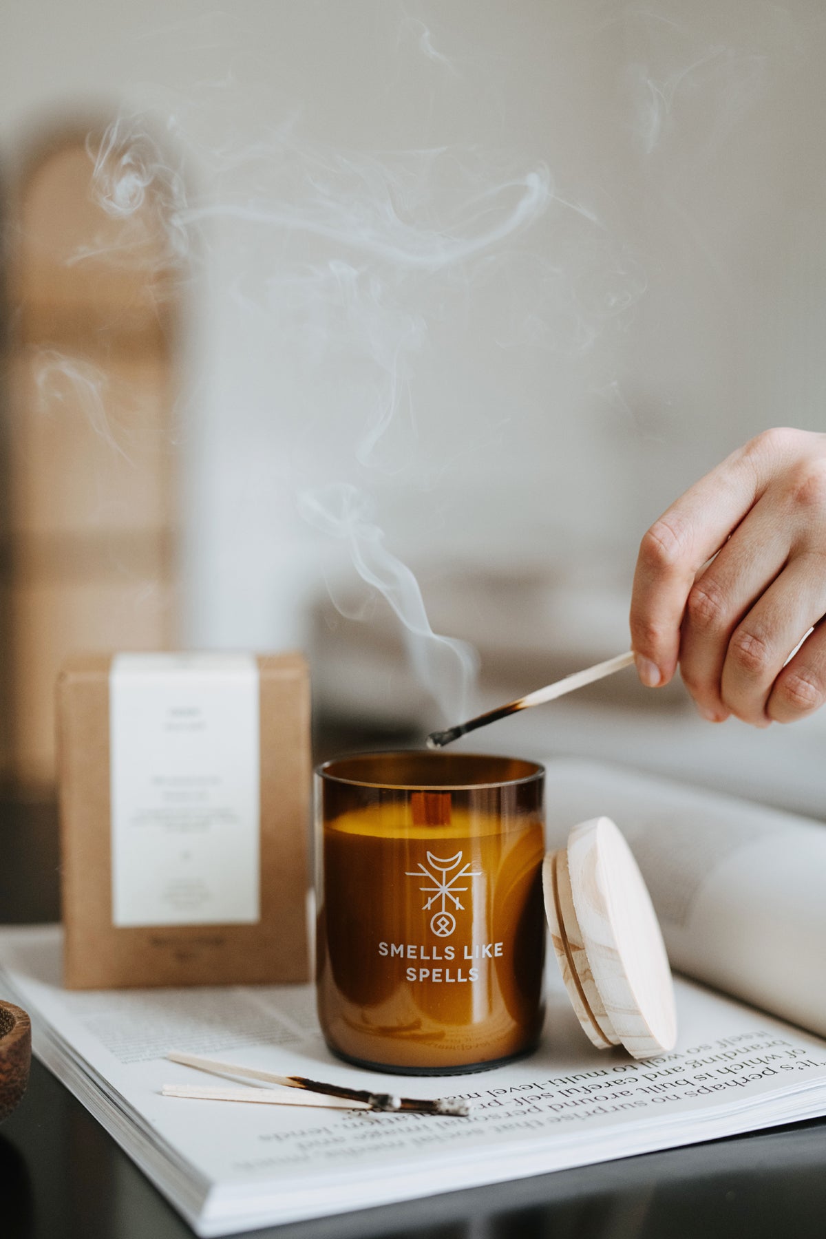 Bougies parfumées en verre ambré Smells Like Spells, vue lifestyle décor
