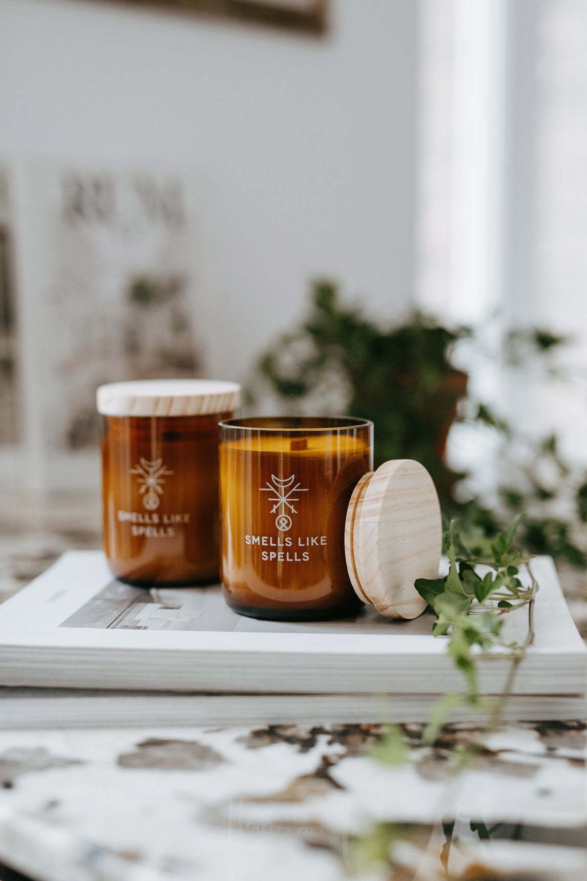 Bougie parfumée en verre ambré Smells Like Spells, vue lifestyle ambiance détaillée alternative