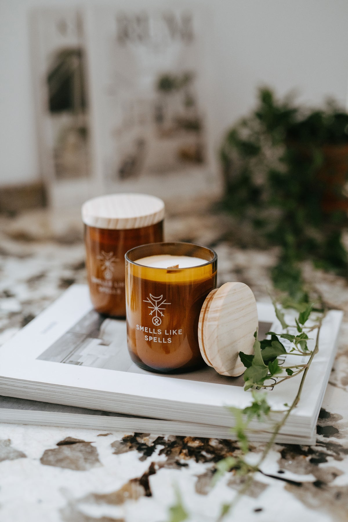 Bougie parfumée en verre ambré Smells Like Spells, vue lifestyle ambiance produit alternative
