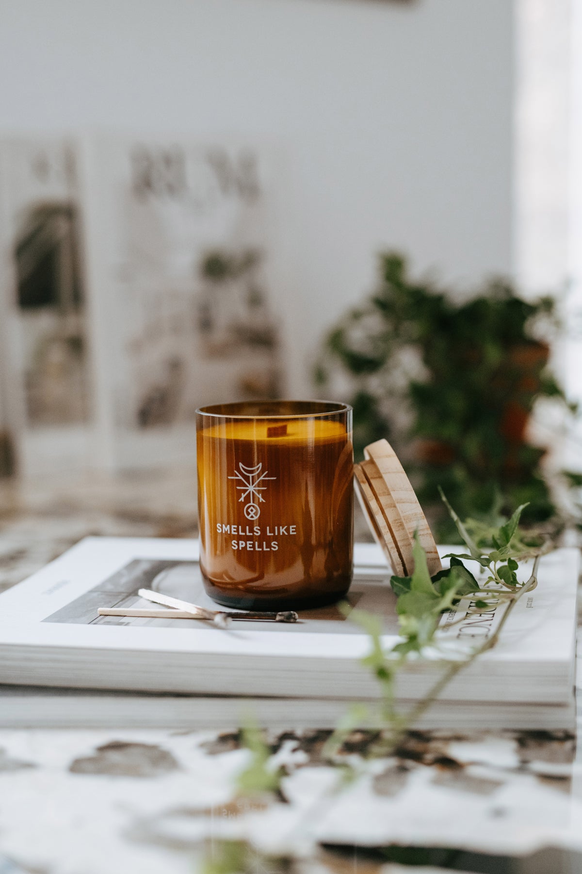 Bougie parfumée en verre ambré Smells Like Spells, vue lifestyle alternative décor finale