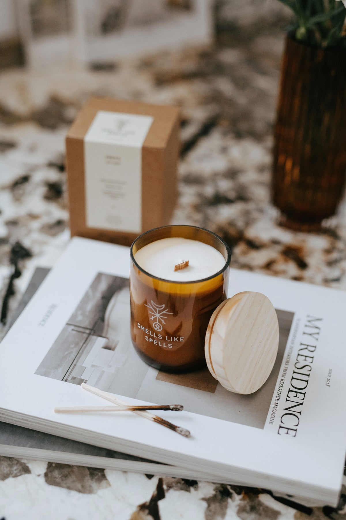 Bougie parfumée en verre ambré Smells Like Spells, vue lifestyle décor complète