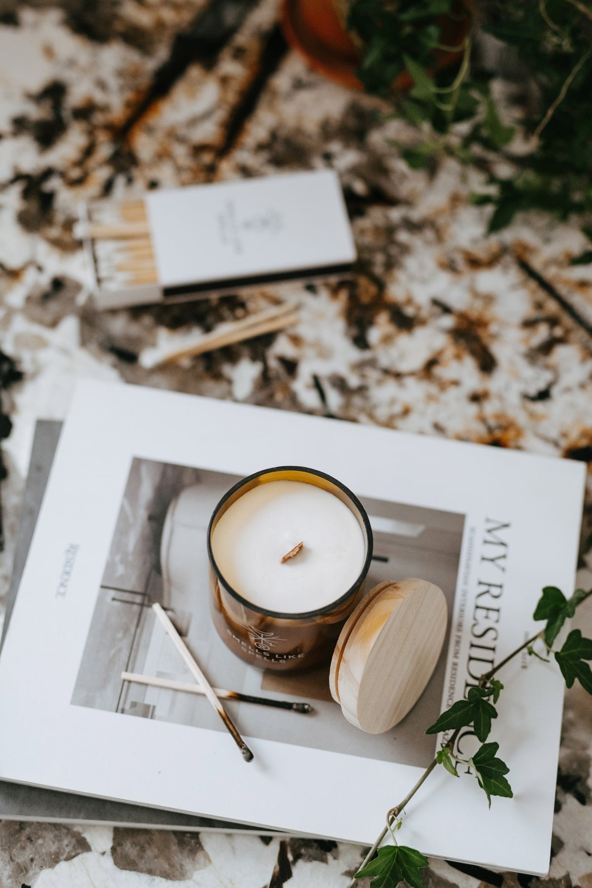 Bougie parfumée en verre ambré Smells Like Spells, vue lifestyle décor alternative produit