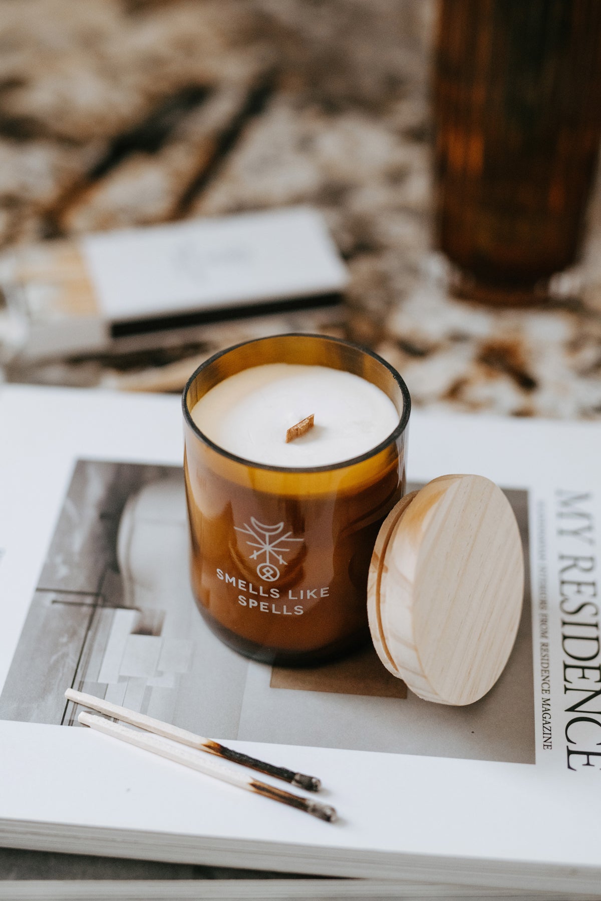 Bougie parfumée en verre ambré Smells Like Spells, vue lifestyle décor finale alternative