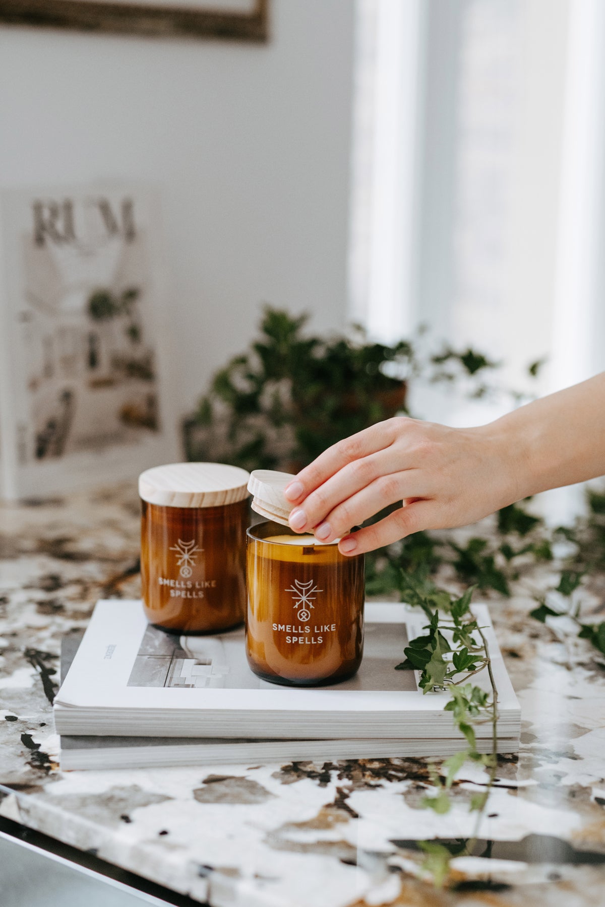 Bougie parfumée en verre ambré Smells Like Spells, vue lifestyle ambiance décor produit