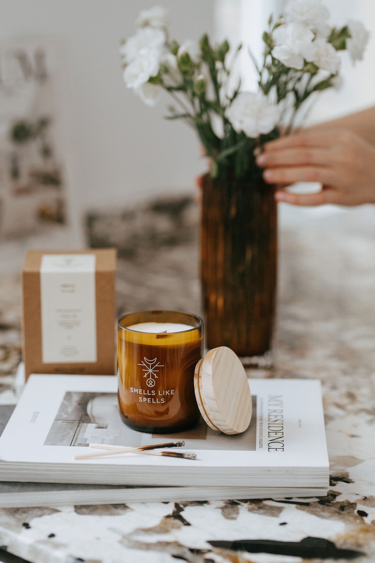 Bougie parfumée en verre ambré Smells Like Spells, vue lifestyle décor produit alternative
