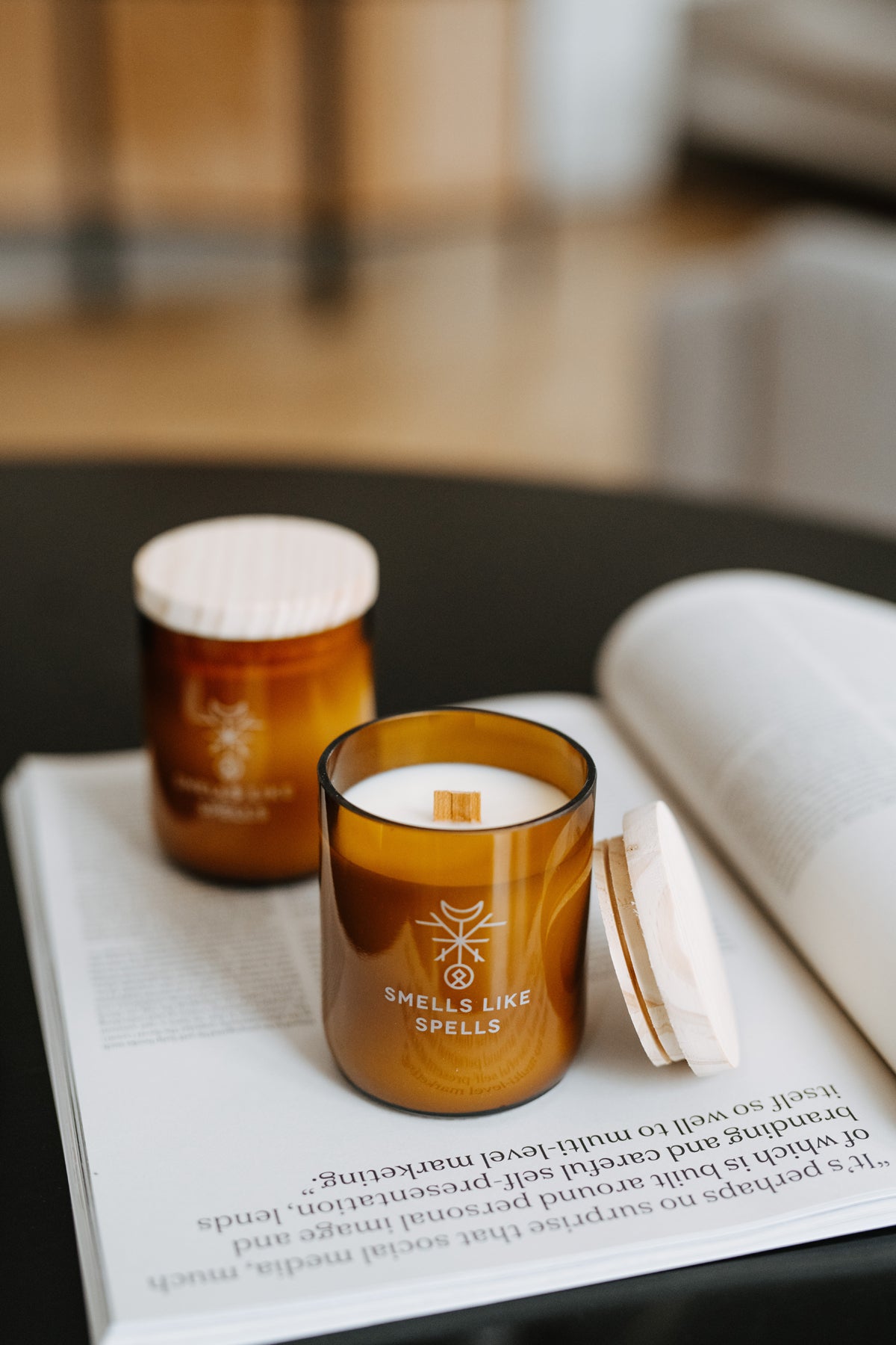 Bougie parfumée en verre ambré Smells Like Spells, vue lifestyle complète
