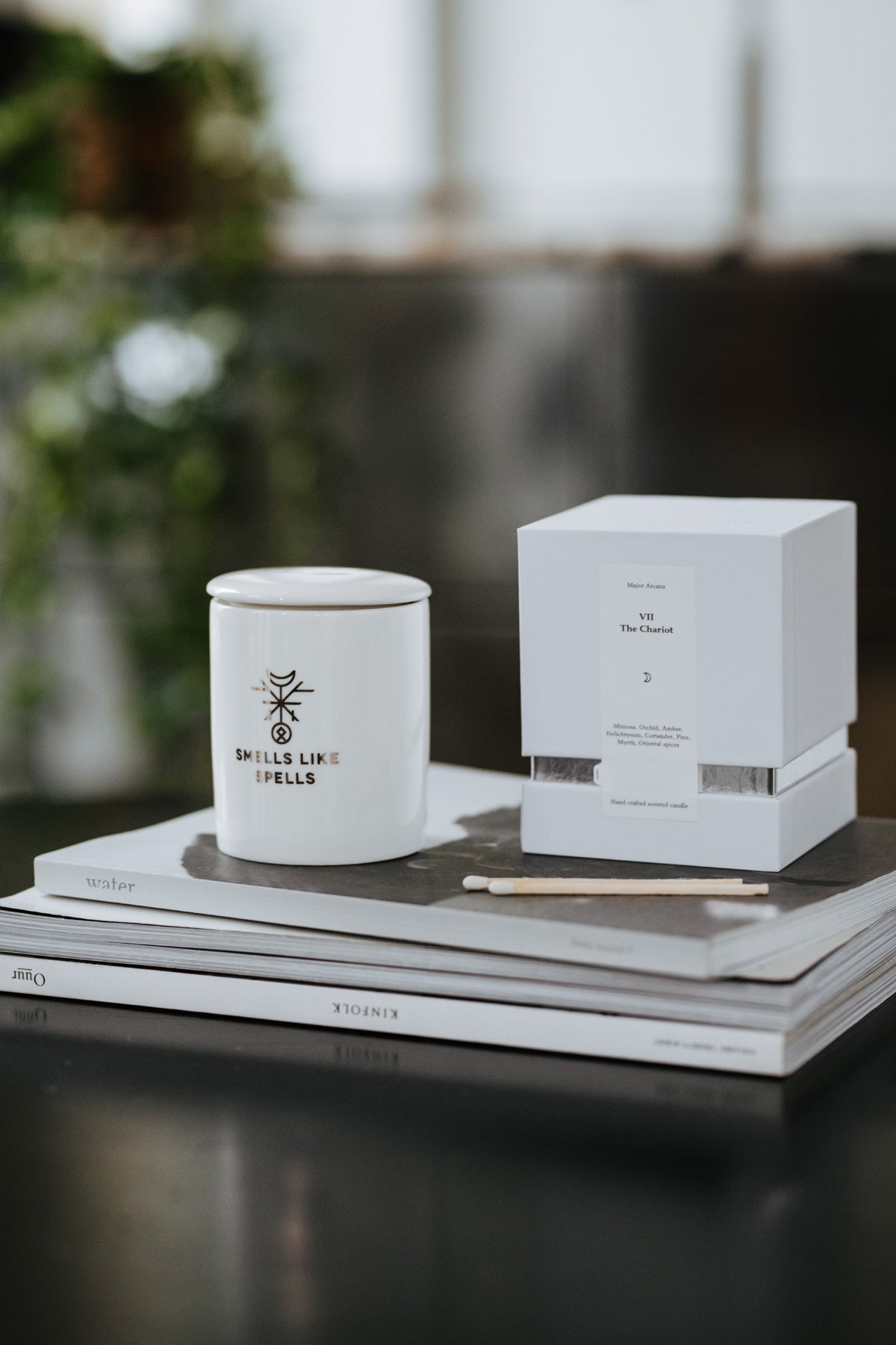Bougie parfumée en verre blanc Smells Like Spells, vue lifestyle ambiance complète