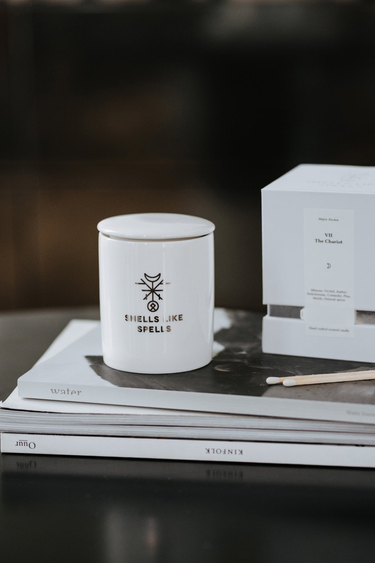 Bougie parfumée en verre blanc Smells Like Spells, vue lifestyle ambiance produit