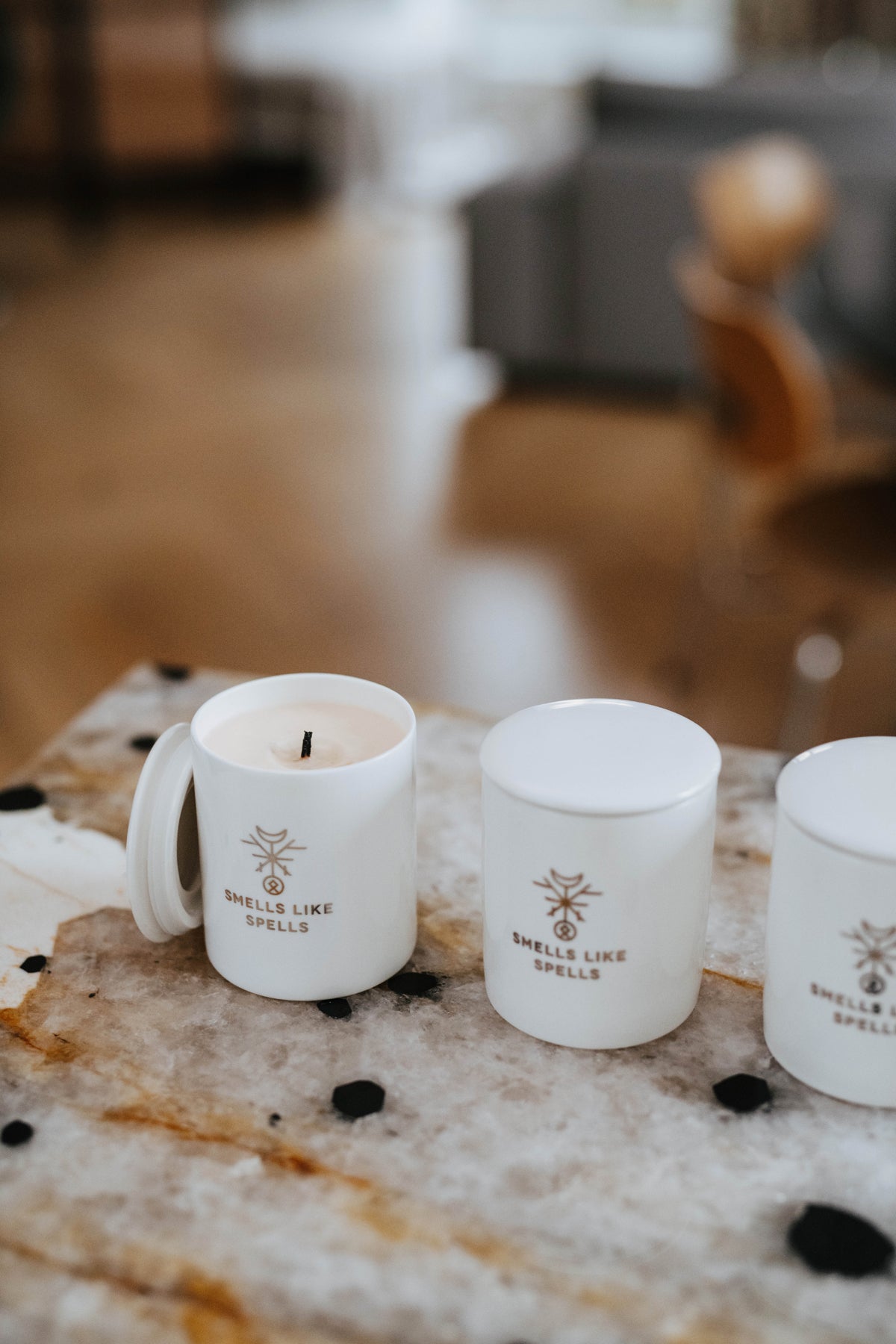 Bougie parfumée en verre blanc Smells Like Spells, vue lifestyle ambiance décor produit