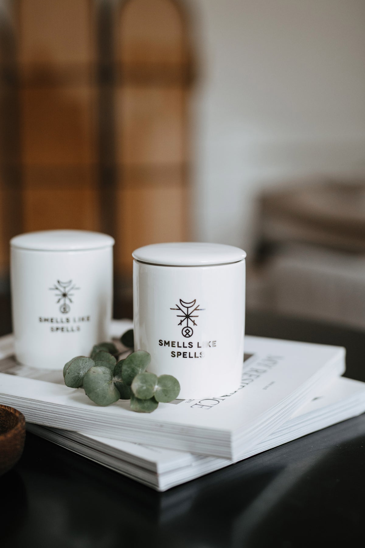 Bougie parfumée en verre blanc Smells Like Spells, vue lifestyle ambiance décor