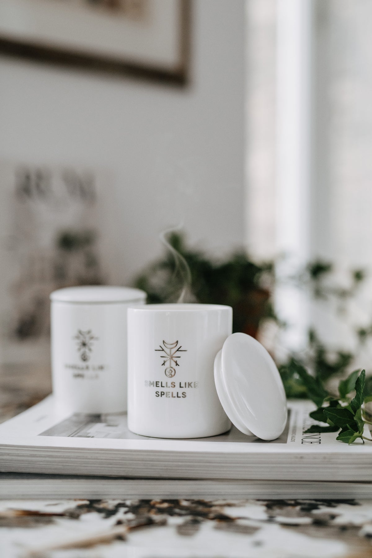 Bougie parfumée en verre blanc Smells Like Spells, vue lifestyle ambiance alternative
