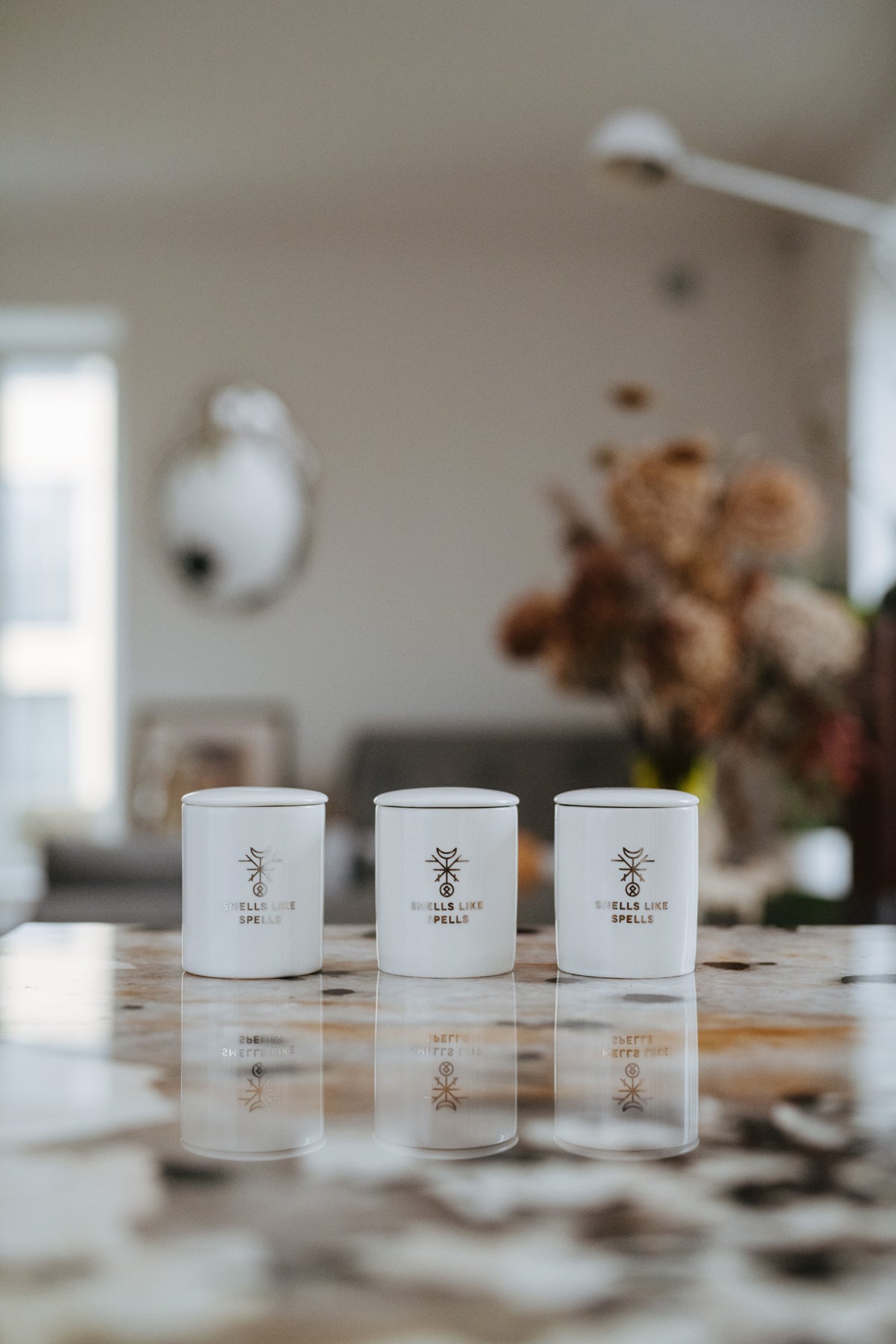 Bougie parfumée en verre blanc Smells Like Spells, vue lifestyle décor ambiance alternative