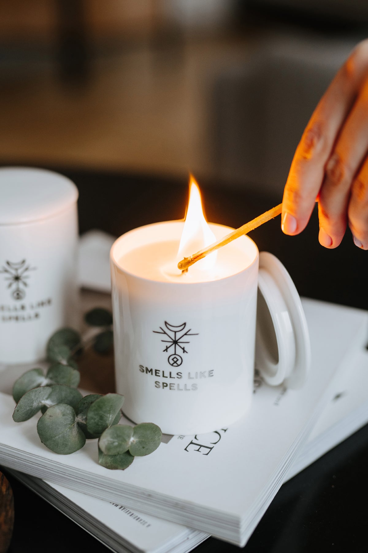 Bougie parfumée en verre blanc Smells Like Spells, vue lifestyle décor alternative