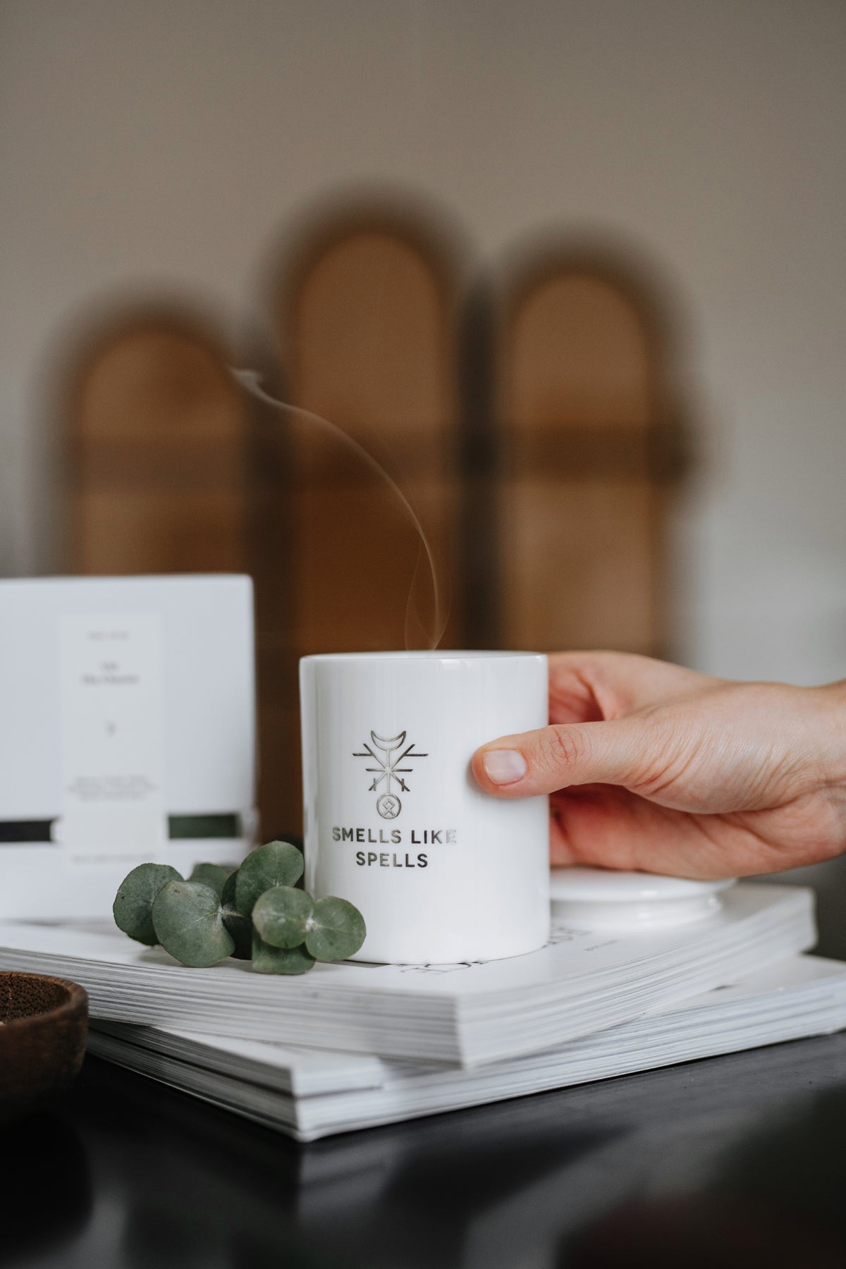 Bougie parfumée en verre blanc Smells Like Spells, vue lifestyle ambiance détaillée