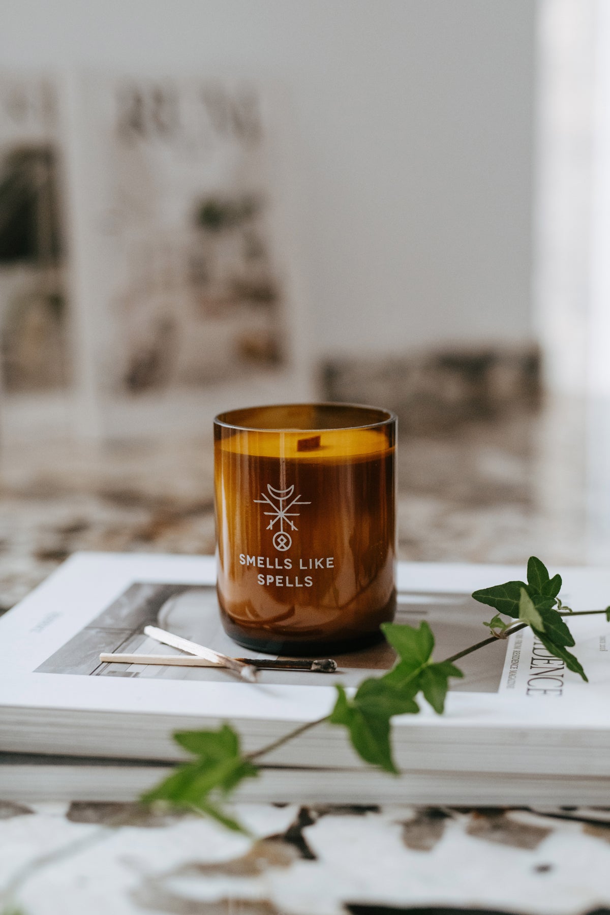 Bougie parfumée en verre ambré Smells Like Spells, vue lifestyle complète décor