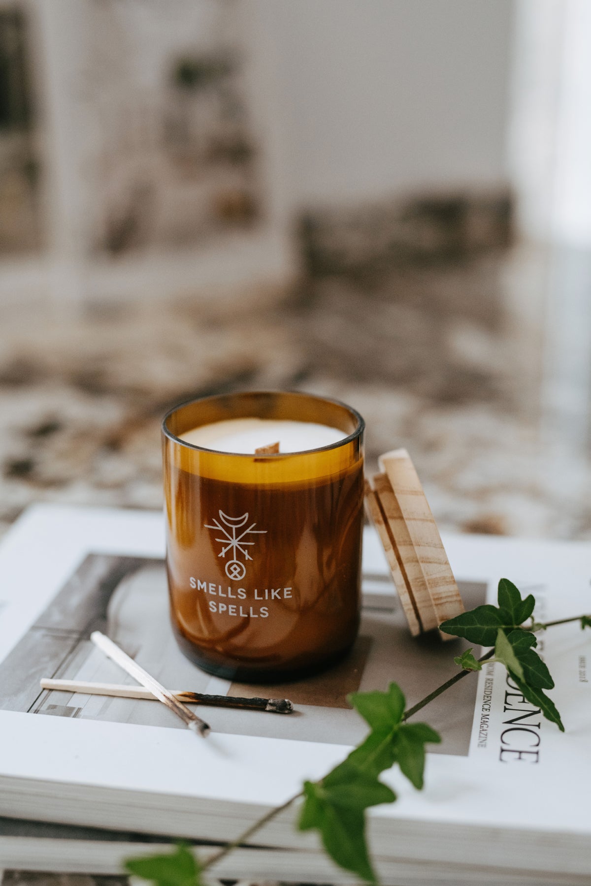 Bougie parfumée en verre ambré Smells Like Spells, vue lifestyle ambiance décor finale