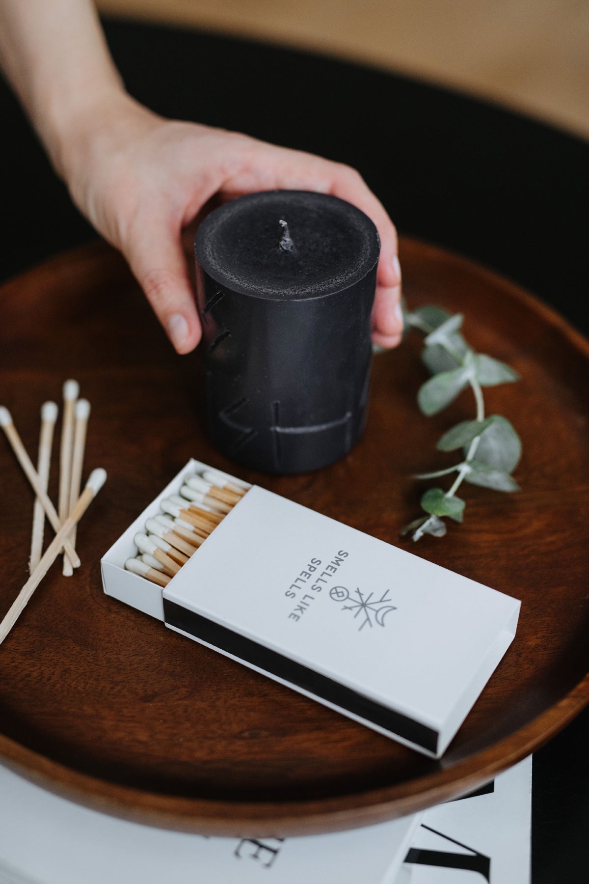 Bougies runiques Smells Like Spells, vue lifestyle décor produit finale