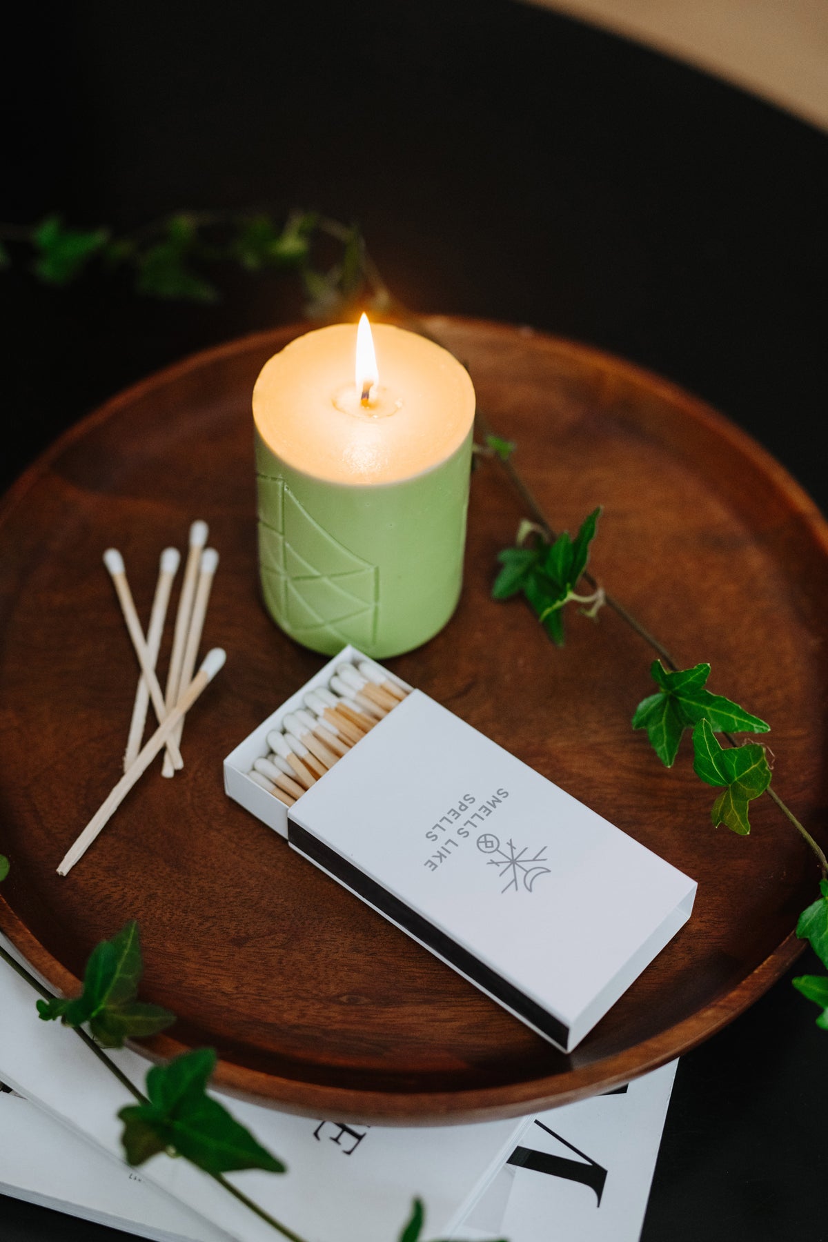 Bougies runiques Smells Like Spells, vue lifestyle décor produit complète alternative