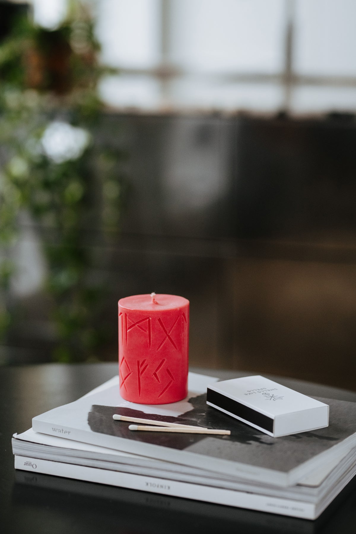 Bougies runiques Smells Like Spells, vue lifestyle ambiance décor