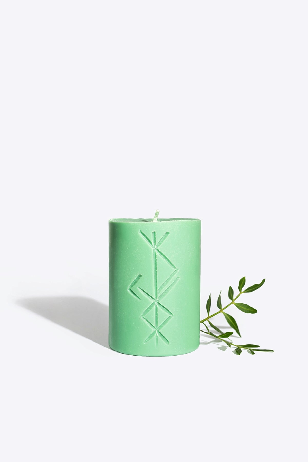 Bougie runique parfumée Smells Like Spells Freyr, vue alternative