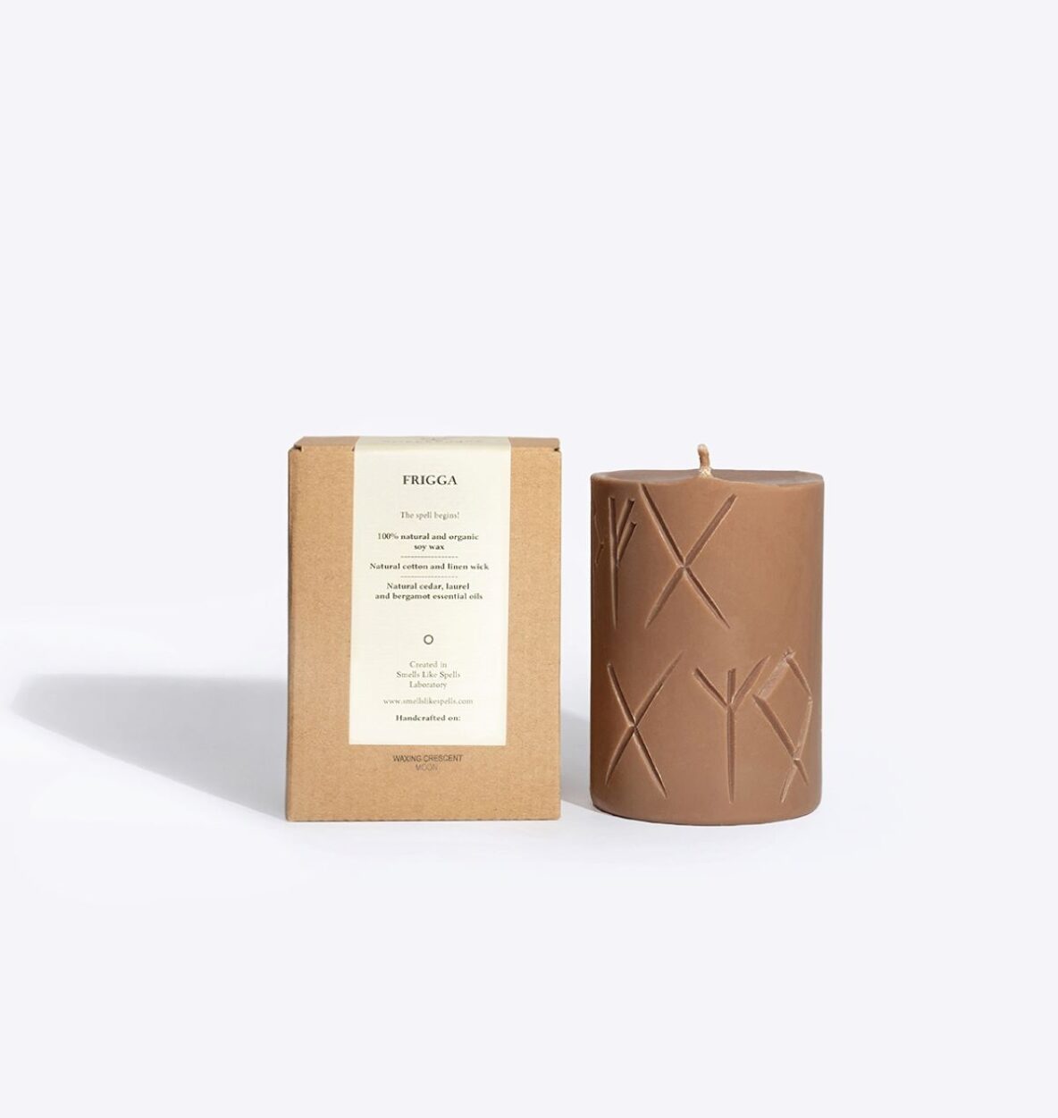 Bougie runique parfumée Smells Like Spells Frigga, vue détaillée