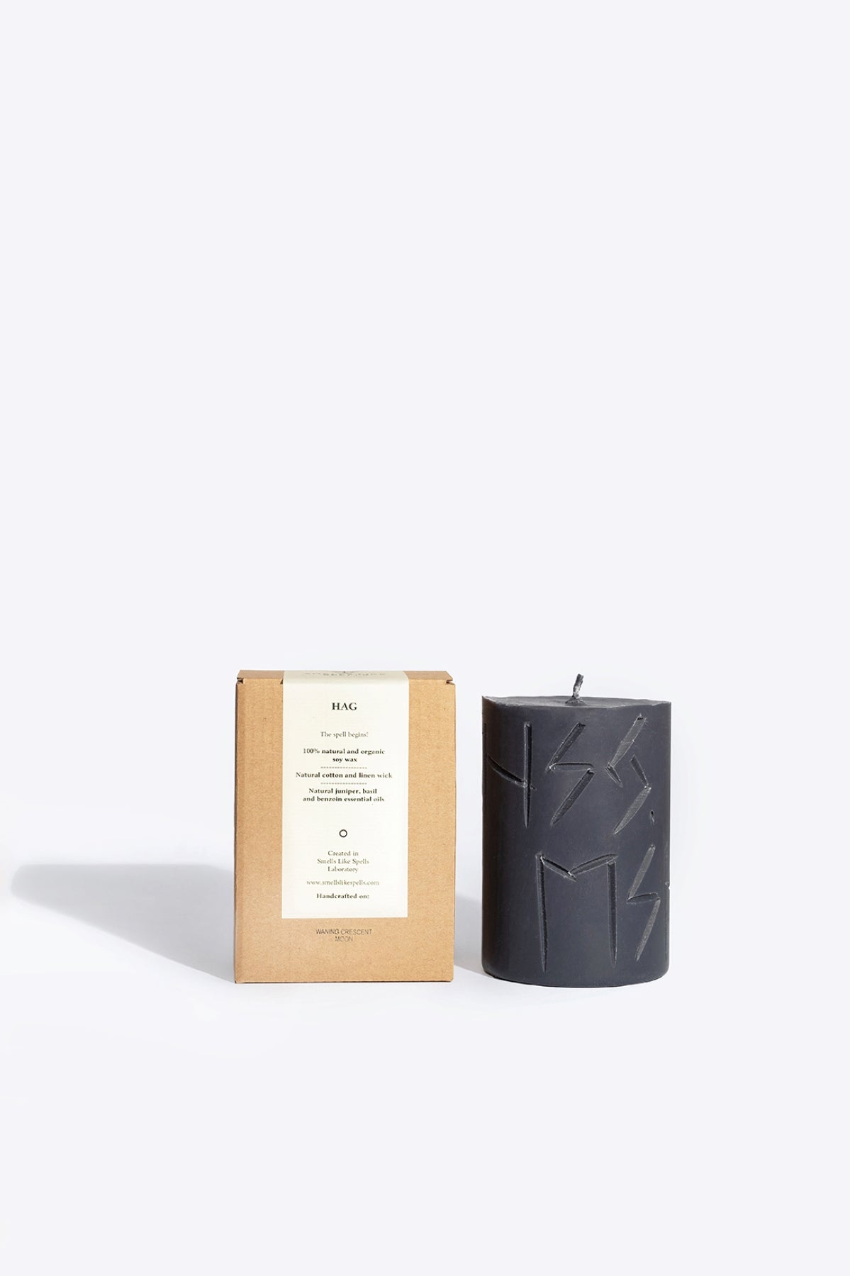 Bougie runique parfumée Smells Like Spells Hag, vue produit