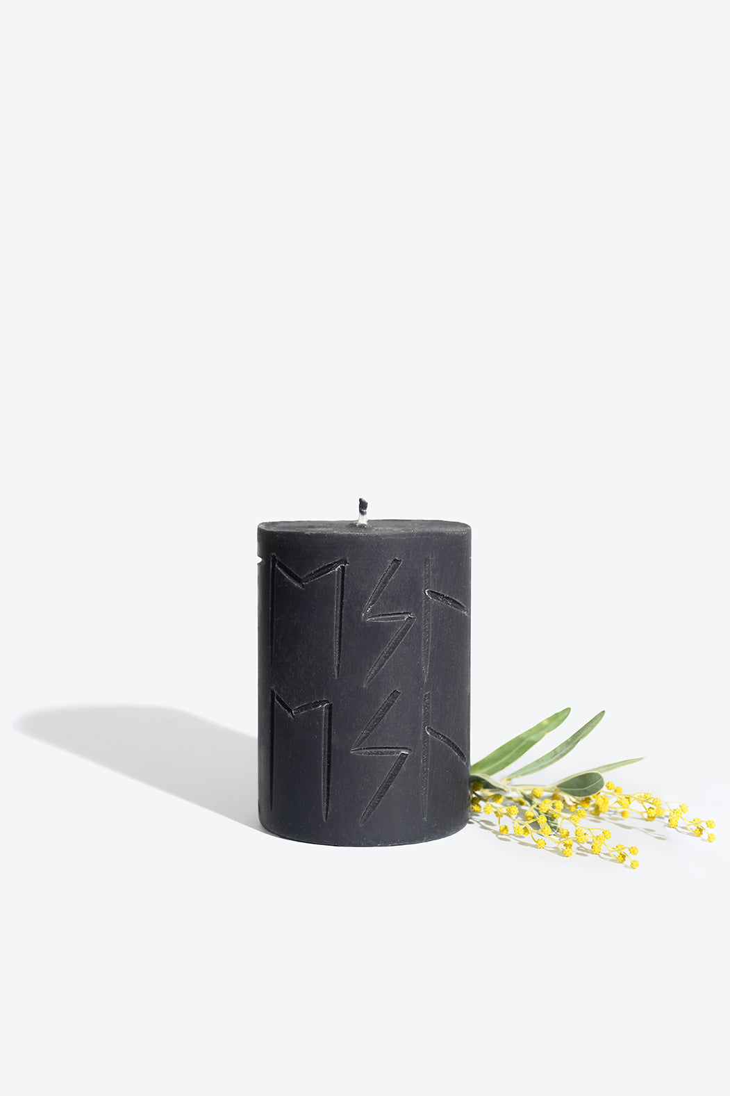 Bougie runique parfumée Smells Like Spells Hel, vue alternative