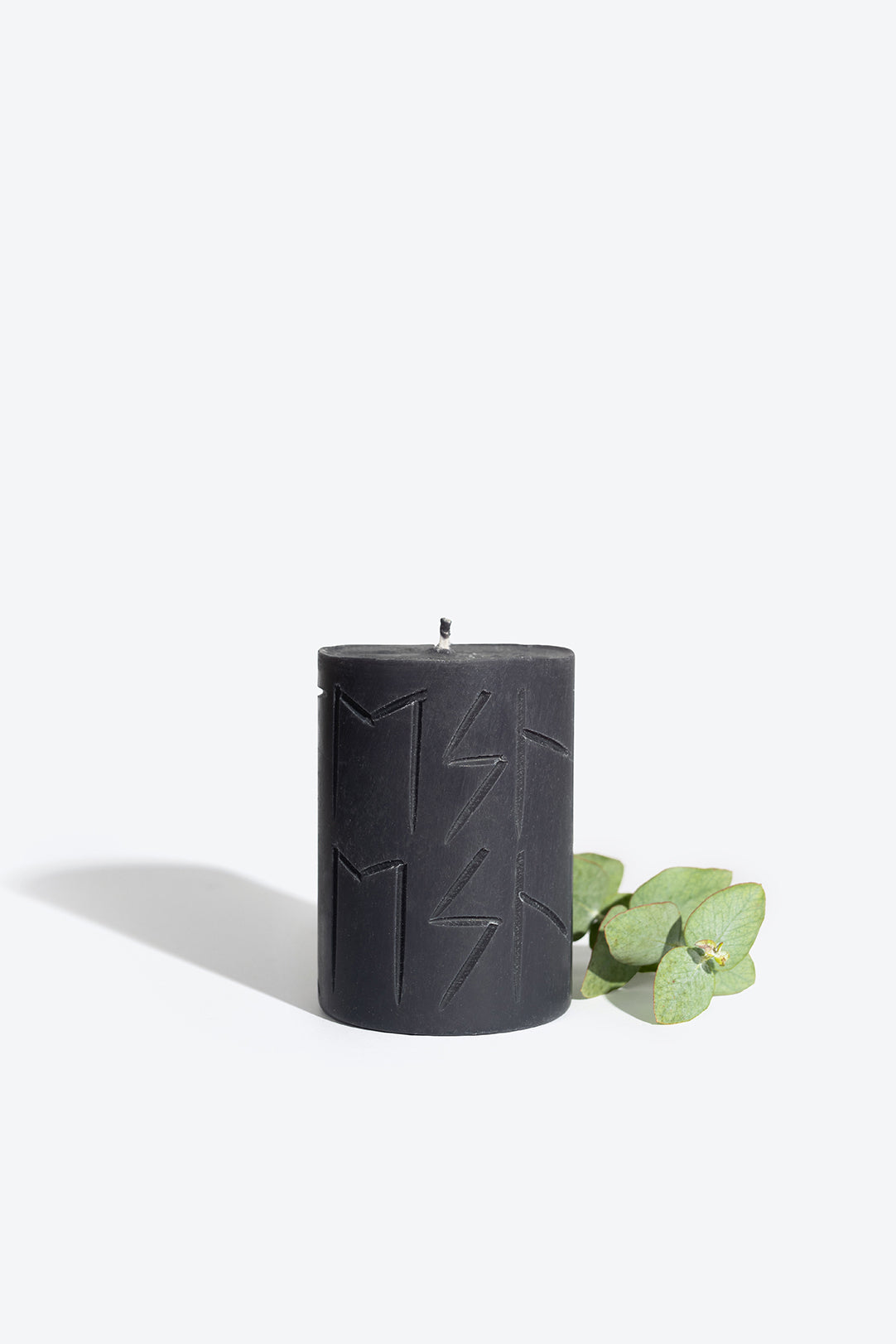 Bougie runique parfumée Smells Like Spells Hel, vue détaillée