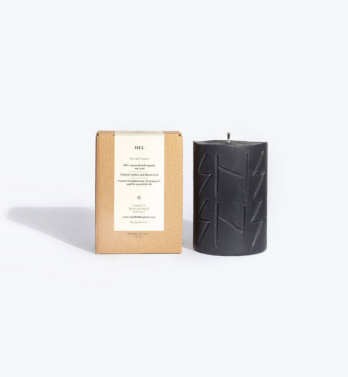 Bougie runique parfumée Smells Like Spells Hel, vue éditoriale