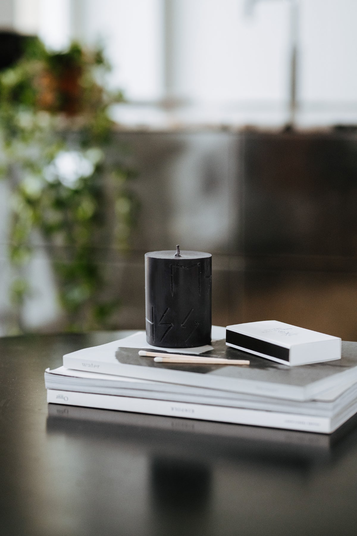 Bougies runiques Smells Like Spells, vue lifestyle ambiance décor finale