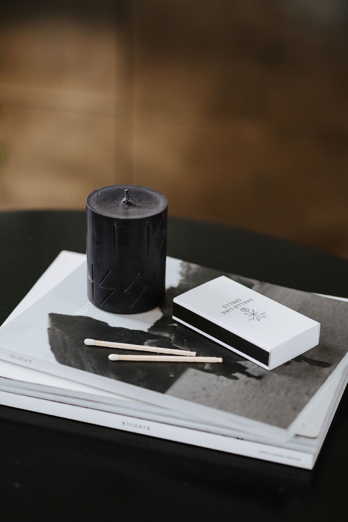 Bougies runiques Smells Like Spells, vue lifestyle ambiance détaillée