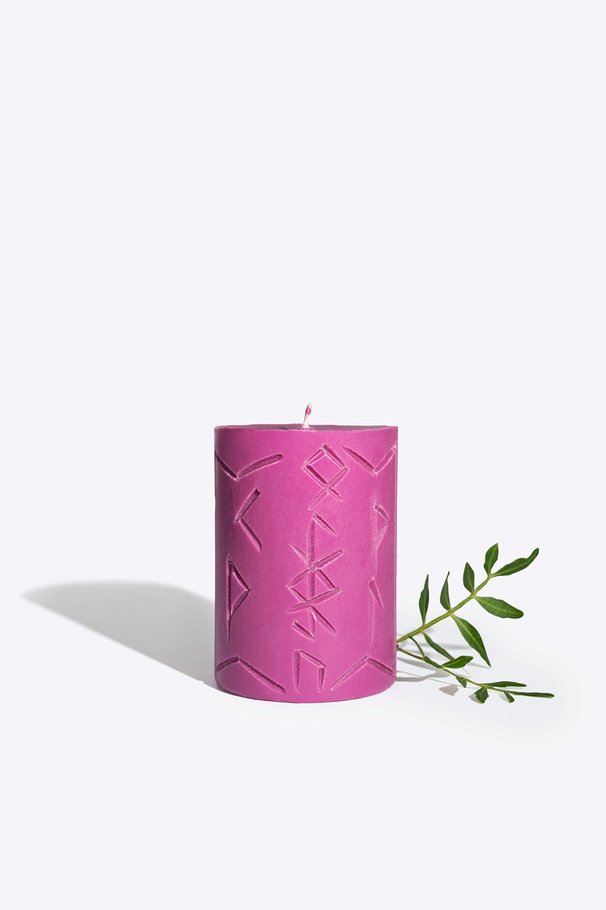 Bougie runique parfumée Smells Like Spells Mimir, vue détaillée