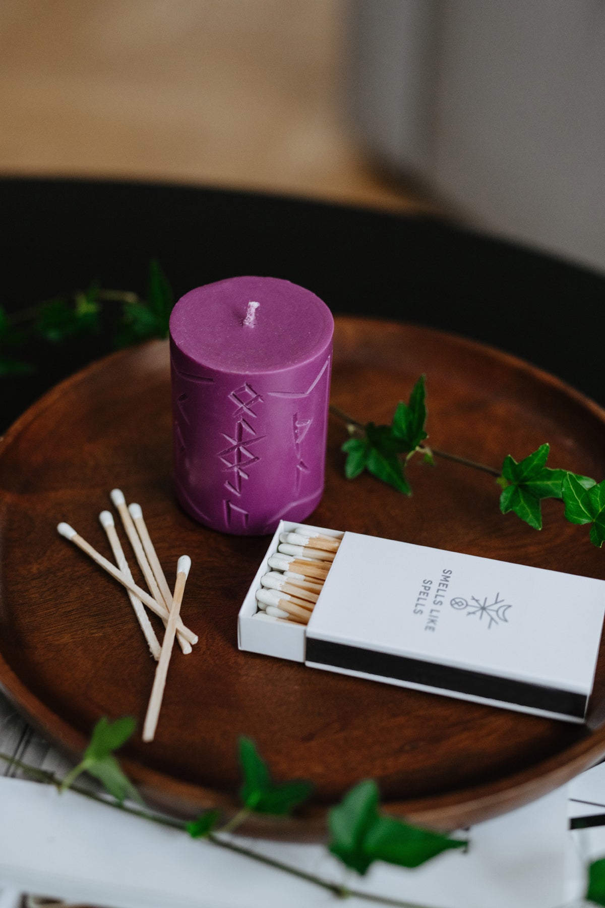 Bougies runiques Smells Like Spells, vue lifestyle ambiance décor produit