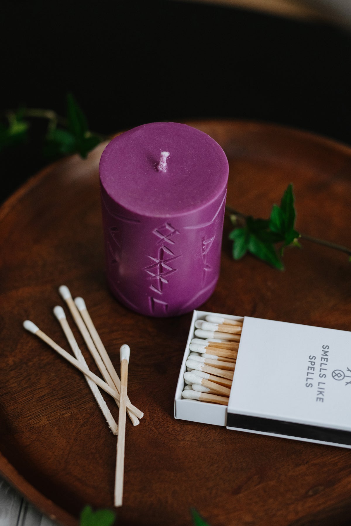Bougies runiques Smells Like Spells, vue lifestyle décor produit ambiance
