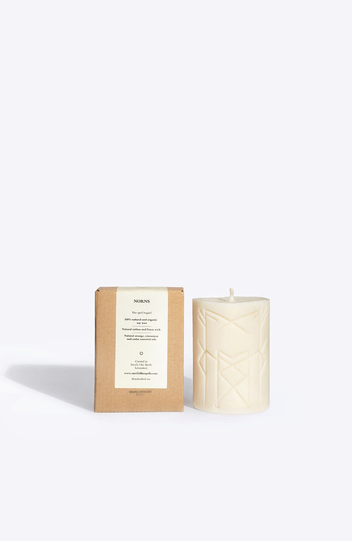 Bougie runique parfumée Smells Like Spells Norns, vue produit