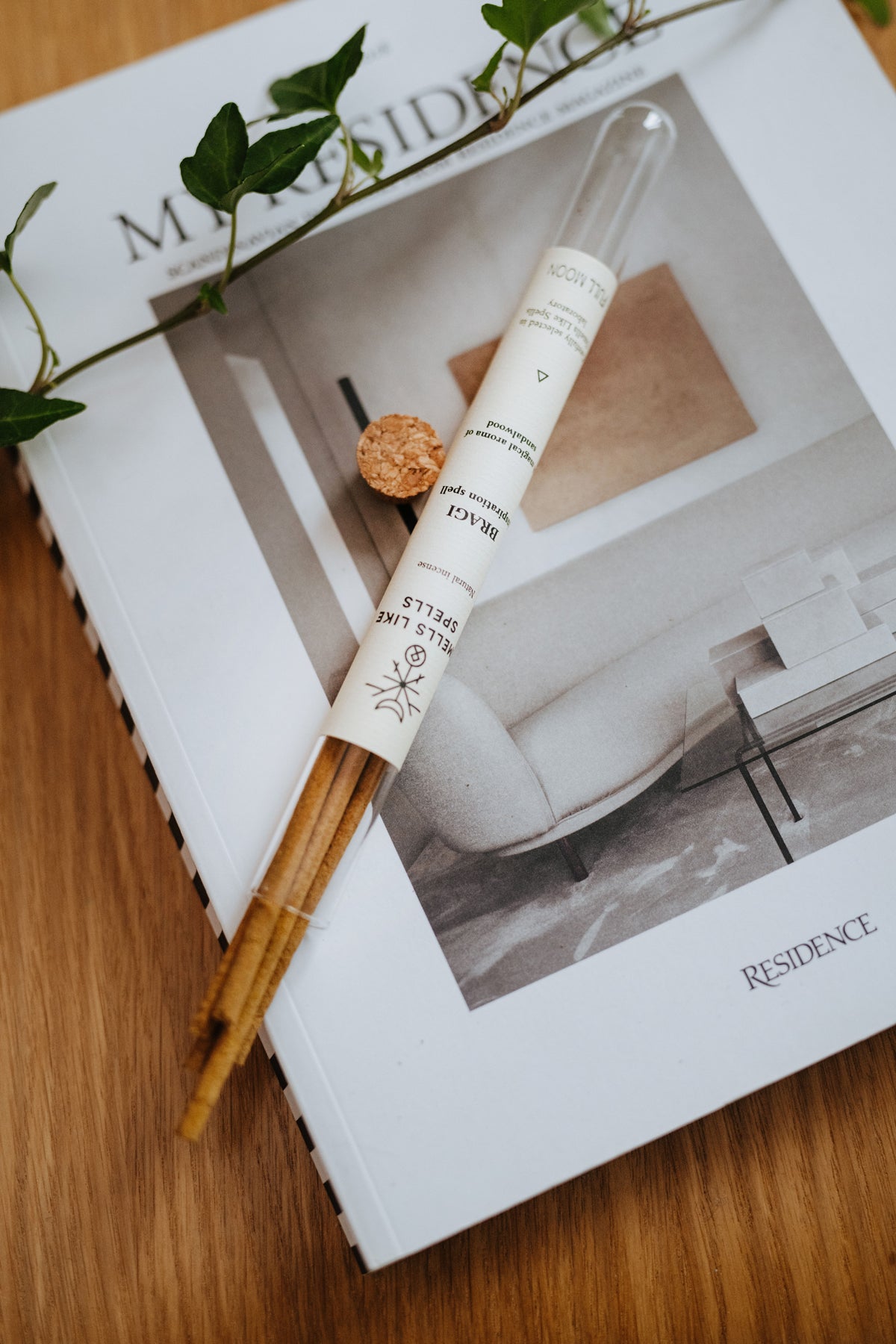 Encens naturel Smells Like Spells, vue lifestyle décor ambiance détaillée