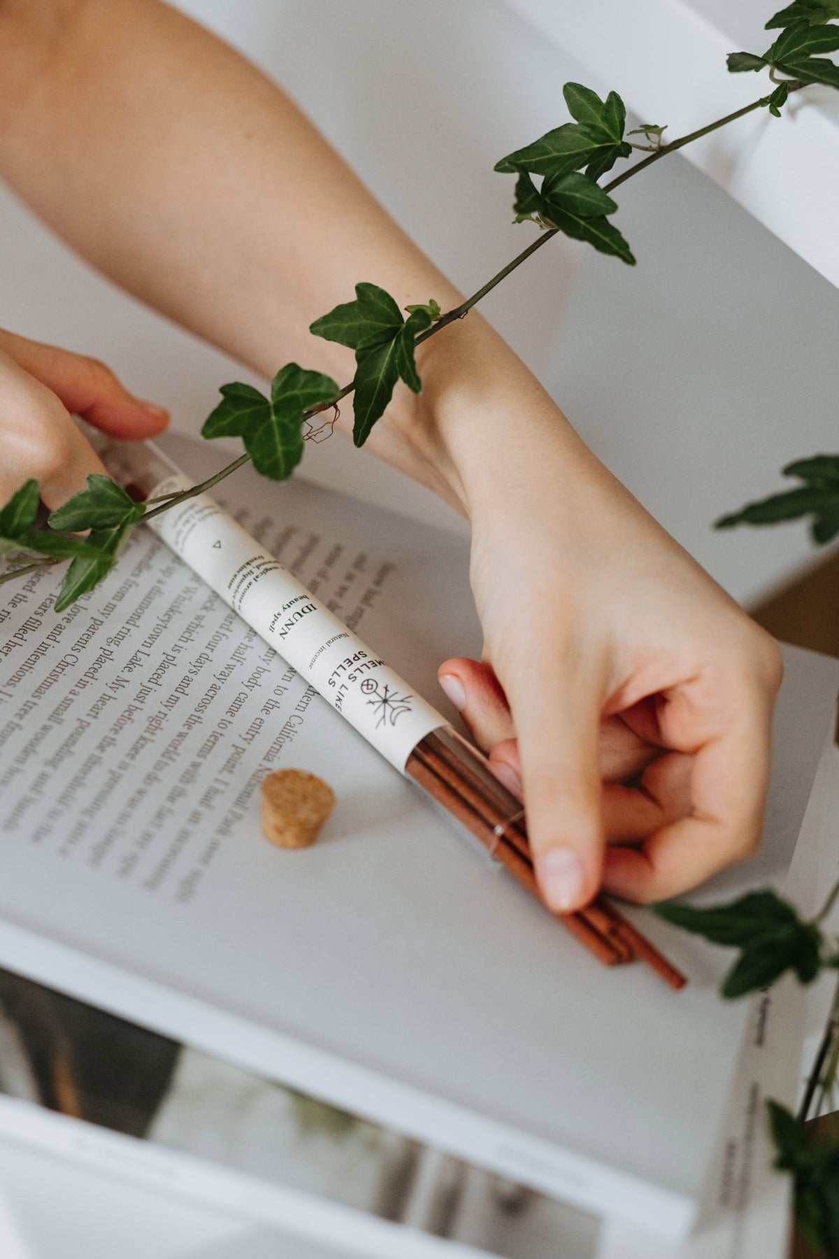 Encens naturel Smells Like Spells, vue lifestyle ambiance détaillée alternative