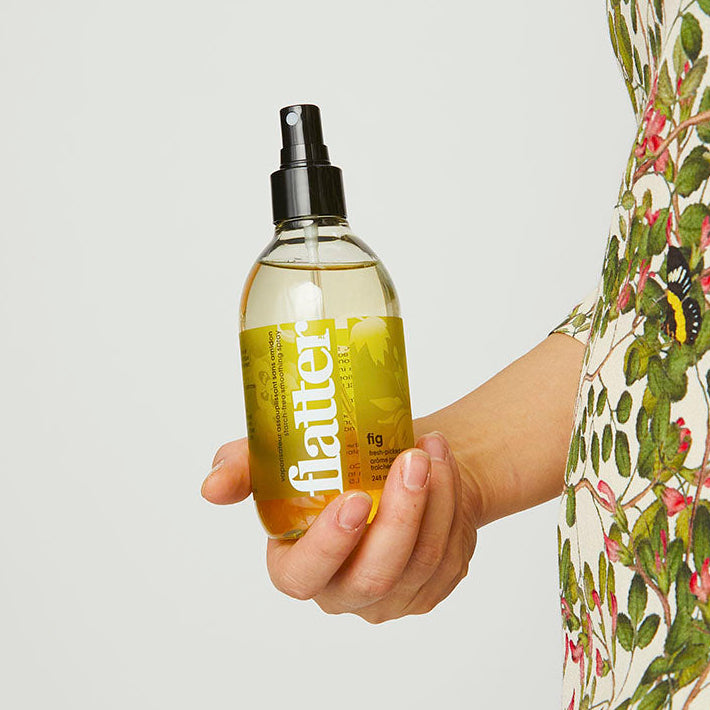 Spray lissant Soak Flatter Fig parfum figue 248 ml sans amidon, flacon studio sur fond clair