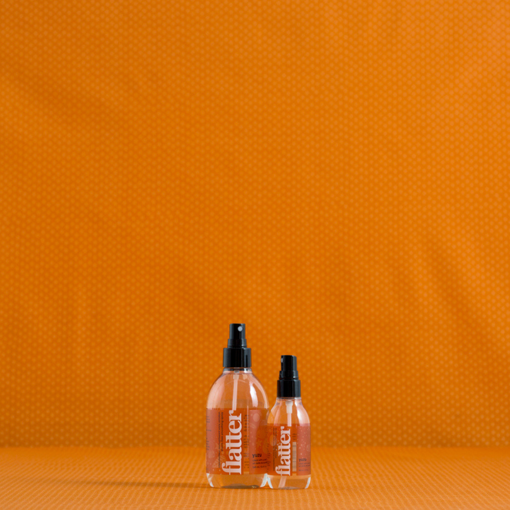 Spray lissant Soak Flatter Yuzu pour tricots parfum yuzu 248 ml, flacon bleu glacier sur fond blanc