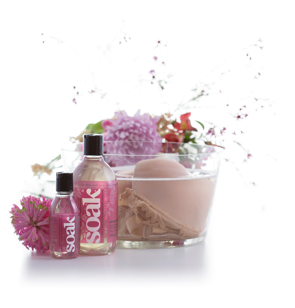 Flacon de lessive Soak Celebration 375 ml, étiquette rose, vue produit