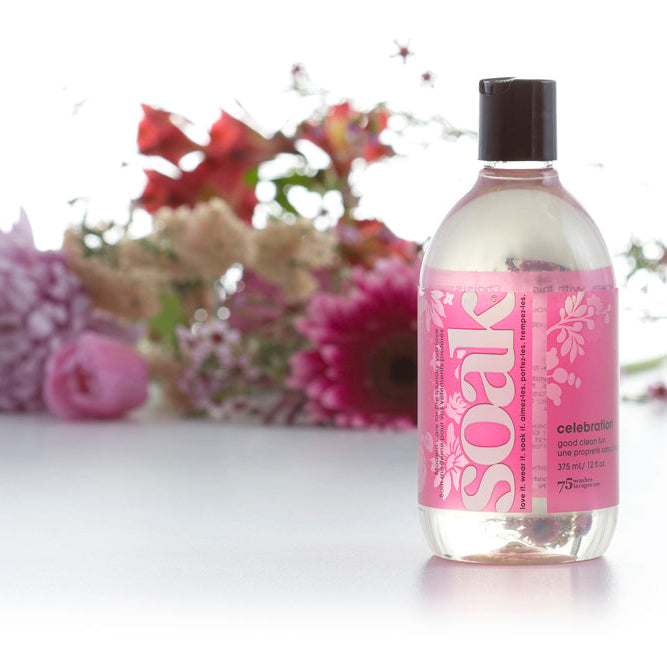 Flacon de lessive Soak Celebration 375 ml, 75 lavages, étiquette rose